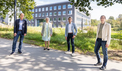 Uni-Vizepräsident Prof. Dr. Michael Bölker (von links), Uni-Präsidentin Prof. Dr. Katharina Krause, der geschäftsführende MPI-Direktor Prof. Dr. Tobias Erb und die geschäftsführende SYNMIKRO-Direktorin Prof. Dr. Anke Becker repräsentieren bei der aktuellen Zusammenarbeit die Philipps-Universität, das Max-Planck-Institut und SYNMIKRO. Foto: Christian Stein
