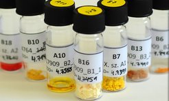 Numerous pharmaceutical drugs are derivatives of bacterial natural products. Prof. Helge Bode's department uses molecular methods to identify novel substances more quickly or to generate novel derivatives.