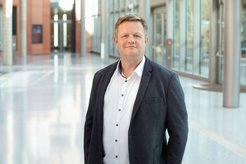 Der Marburger Biochemiker Professor Dr. Gert Bange erforschte mit seinen Koautorinnen und -autoren, wie Bakterien auf Stress reagieren.