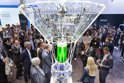 The bioreactor technology will be presented to the public at the Hannover Messe 2022. Federal Economics Minister Robert Habeck listens to explanations of the new technology.