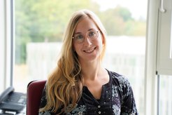 Dr. Julia Kurth leitet die zweite Forschungsgruppe am Zukunftszentrum Mikrokosmos Erde in Marburg.