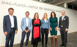 In a ceremonial event at the Max Planck Institute for Terrestrial Microbiology, the "Microcosm Earth Center" was opened in Marburg. From left to right:President of Philipps-Universität Marburg Prof. Dr. Thomas Nauss, Director of the MPI and Speaker of the Center Prof. Dr. Tobias Erb,Research group leaders Dr. Judith Klatt and Dr. Julia Kurth, Minister Angela Dorn, City Councillor Michael Kopatz.