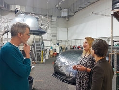Dr. Katharina Höfer and Dr. Cornelia Kilchert gain insight into the research of Prof. Samuel E. Butcher's group, which uses nuclear magnetic resonance (NMR) spectroscopy to analyze the three-dimensional structures of RNA at the University of Madison.