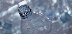 PET (Polyethylenterephthalat) wird wegen seiner geringen Luft- und Wasserdurchlässigkeit häufig für Getränkeverpackungen eingesetzt. Sein Grundbaustein Ethylenglykol ist ein Wertstoff für die Biotechnologie.