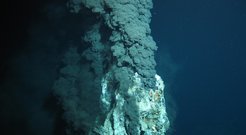 A "black smoker" on the ocean floor. Until now, research had assumed that a specific geological process called serpentinization is responsible for methane formation in the deep sea. Surprisingly, methane can also form at the ocean floor via the Fenton reaction - and not only there, but in all aqueous environments where organic sulfur or nitrogen compounds occur.