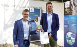 Mark Harthun, Managing Director Nature Conservation of NABU Landesverband Hessen, presents MPI Director Prof.Dr. Helge Bode with the "Bat Friendly House" award.