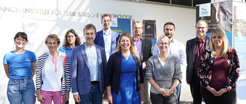 Auszeichnung des MPI Marburg als „Fledermausfreundliches Haus“. Von links nach rechts: Anne Michaeli, NABU Ortsgruppe Marburg; Ortrud Simon, UNB Marburg; Petra Gatz, Mark Harthun, NABU Hessen; Prof. Dr. Helge Bode, Dr. Katharina Höfer, Heinrich Gerdes, Janina Klein, MPI Marburg; Dr. Andreas Opitz, Zentrum für Artenvielfalt, HLNUG; Raymond Scholz, MPG; Jennifer Becker, Schmidt und Strack Architekten.