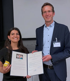Prof. Dr. Helge Bode verlieh Dr. Nadya Abbood den Henrik-Wolff-Preis 2023.