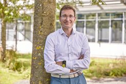 Prof. Dr. Tobias Erb, Direktor am Max-Planck-Institut für terrestrische Mikrobiologie in Marburg, erhält den Leibniz-Preis der Deutschen Forschungsgemeinschaft (DFG) 2024.
