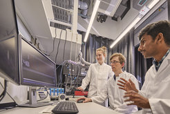 Von links nach rechts: Dr. Lara Connolley, Forschungsgruppenleiter Dr. Seán Murray und Postdoktorand Dr. Ismath Sadhir.