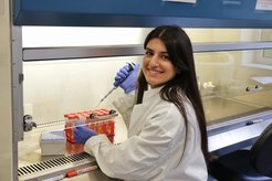 Dr. Nadya Abbood in the lab. She has now been awarded the DECHEMA e.V. Dissertation Prize for her work on natural product development using bacterial enzymes.