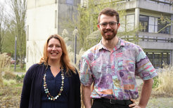 Freude am MPI-TM: Dr. Katharina Höfer erhält den Otto-Meyerhof Award, Dr. Luca Schulz den Promotionspreis der Gesellschaft für Biochemie und Molekularbiologie (GBM). Helena Schulz-Mirbach (nicht im Bild) erhält den Rainer Rudoph Preis 2023.