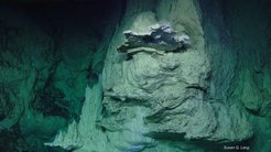 Das Bild zeigt einen alkalischen Hydrothermalschlot, der Wasserstoff produziert, aus der Sulis-Formation im Hydrothermalfeld „Lost City“ im Mittleren Atlantik.