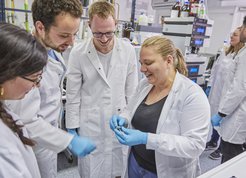 As head of MPI`s Metabolomics Service Facility, Dr. Nicole Paczia works with state-of-the-art analytical equipment and is involved in numerous research topics. Whenever she finds the time, she engages in science communication: ideally in direct exchange with students.