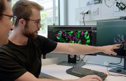 Dr. Luca Schulz erforscht unter anderem mithilfe von Computer-Algorithmen die Evolution von Proteinen. Für seine Promotionsarbeit erhielt er den Birnstiel Preis 2024.