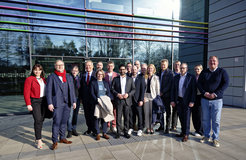 During the visit of Minister of State Kaweh Mansoori (centre) to Marburg, representatives from business, research and the city administration emphasised the importance of Marburg as a centre of innovation for the region, the state of Hesse and the whole world.