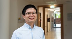 Dr. Hai He, Postdoktorand am MPI für terrestrische Mikrobiologie im Labor von Prof. Tobias Erb.