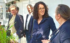 Ministerin Angela Dorn auf ihrem Rundgang im Institut. Hier im Gewächshaus der Abteilung Organismische Interaktionen