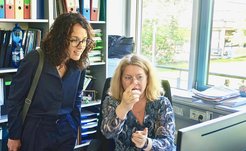 Dr. Anke Treuner-Lange aus der Abteilung Ökophysiologie erklärt Technik und wissenschaftliche Möglichkeiten der Elektronenmikroskopie.