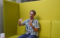 Man braucht mindestens zwei Hände, um das aktive Zentrum der Eisen-Nitrogenase zu beschreiben...