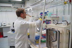 ...und ganz besondere technische Ausstattung, um mit dem sauerstoffempfindlichen Enzym zu arbeiten.