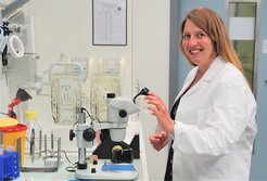 Für Ihre Arbeitsgruppe sucht Katharina Höfer Mitarbeiterinnen und Mitarbeiter, die, genau wie sie, Entdecker sein und in einem interdisziplinären Forschungsumfeld der Funktion von NAD-RNA in Bakterien auf den Grund gehen wollen.